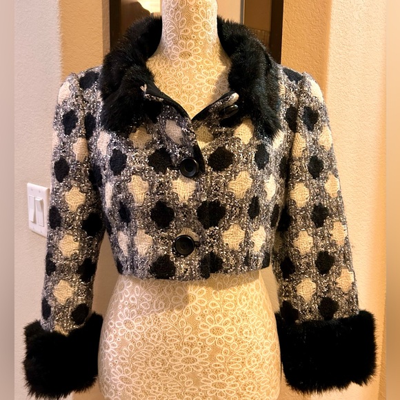 LA DIFFERENCE Cropped Jacket
Monte Carlo
Made in Italy
Size 4/6 - Picture 4 of 14